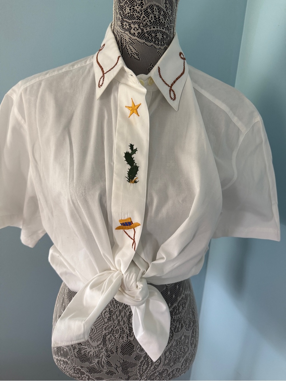 Country Concert Cute!  Vintage Cabin Creek Embroidered Western Shirt